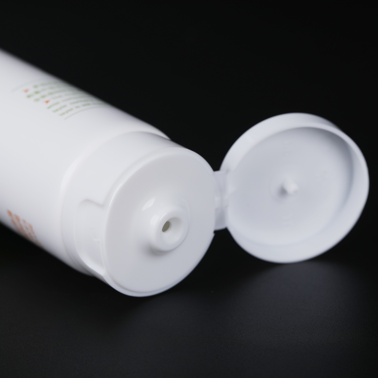 Green PE Cosmetic Tube Materials Facial Cleanser with Customized Cap Plastic Packaging