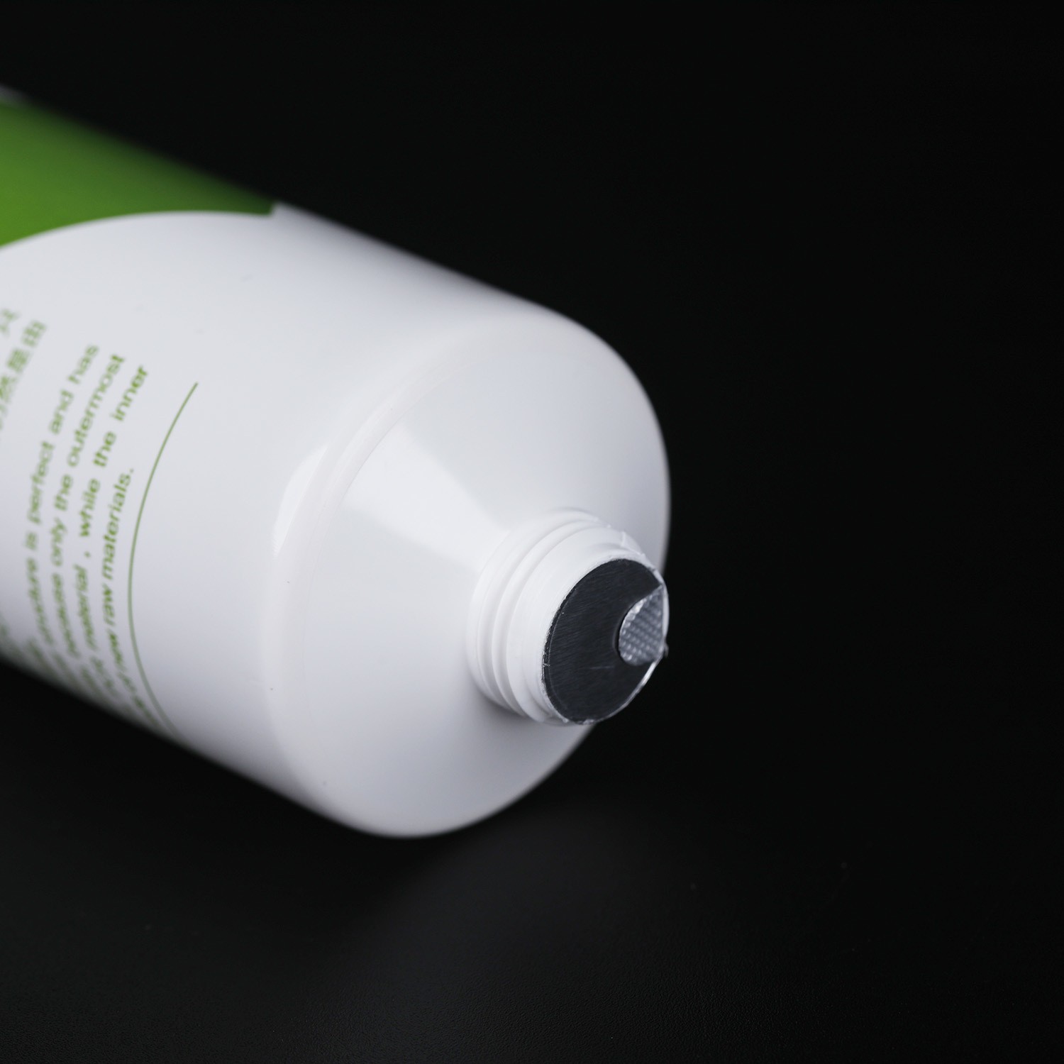 Green PE Cosmetic Tube Materials Facial Cleanser with Customized Cap Plastic Packaging